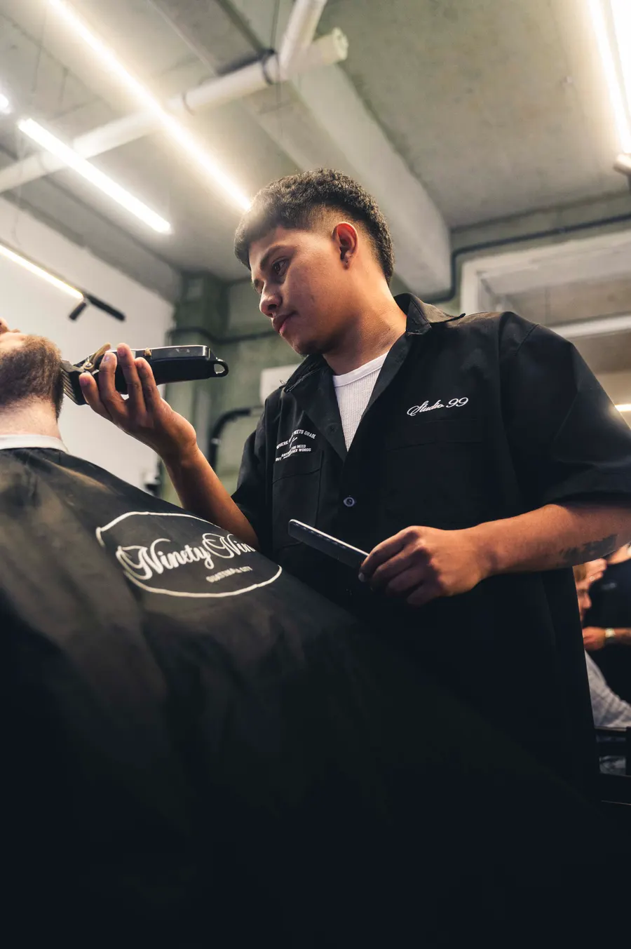 Perfilado de barba con máquina en Studio 99