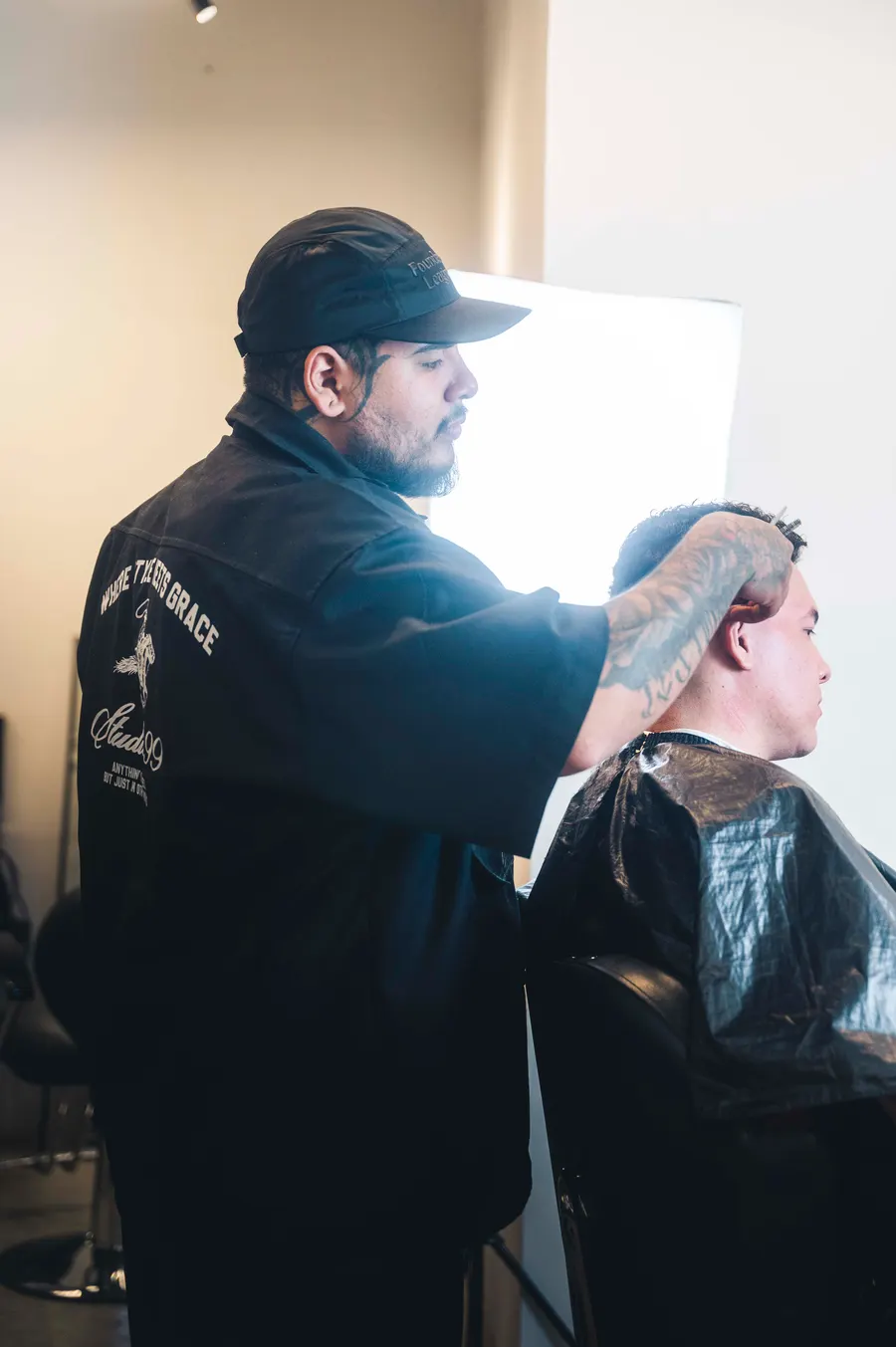 Retrato del barbero con el uniforme bordado
