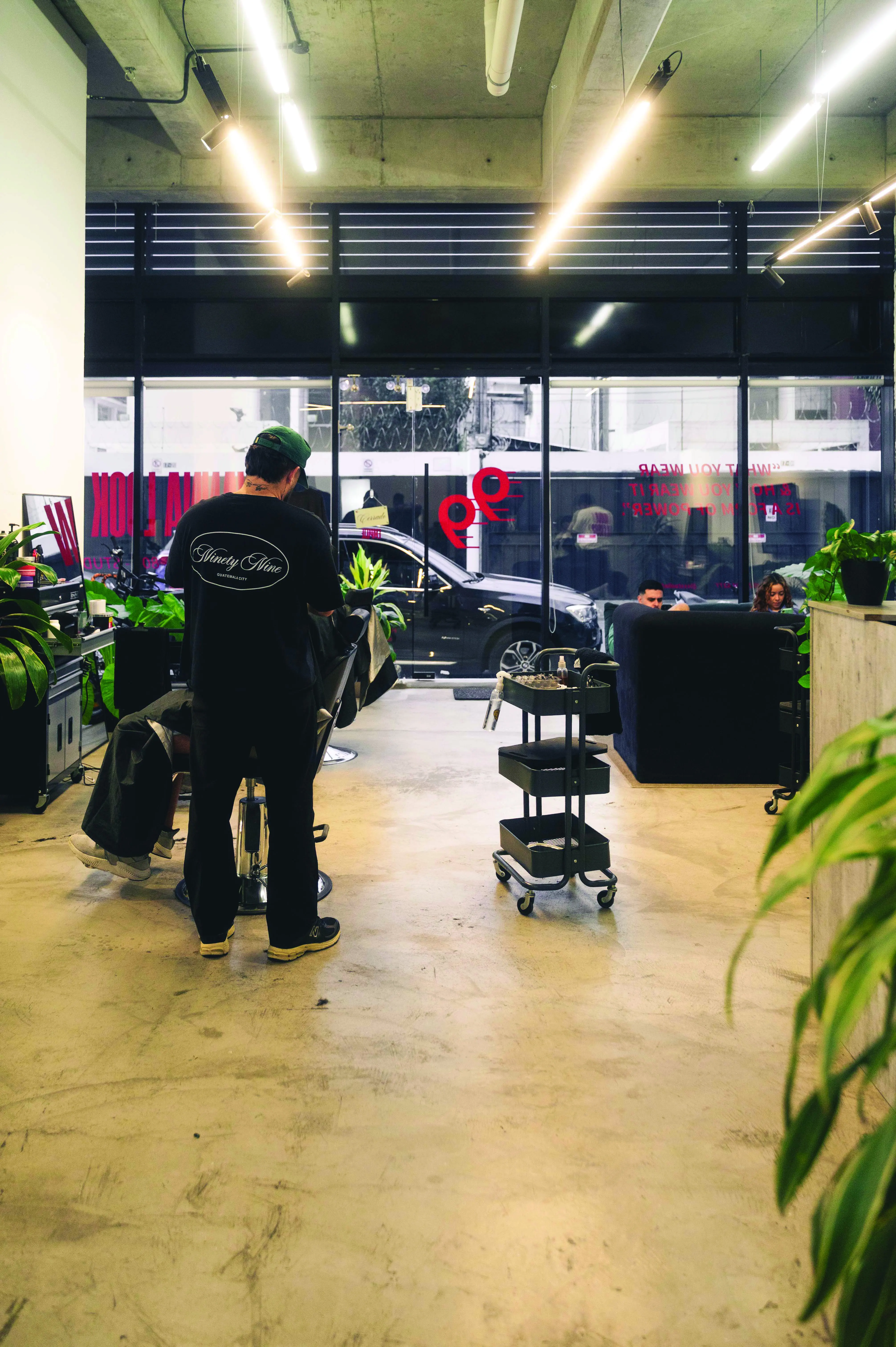 Barbero atendiendo, vista amplia del interior