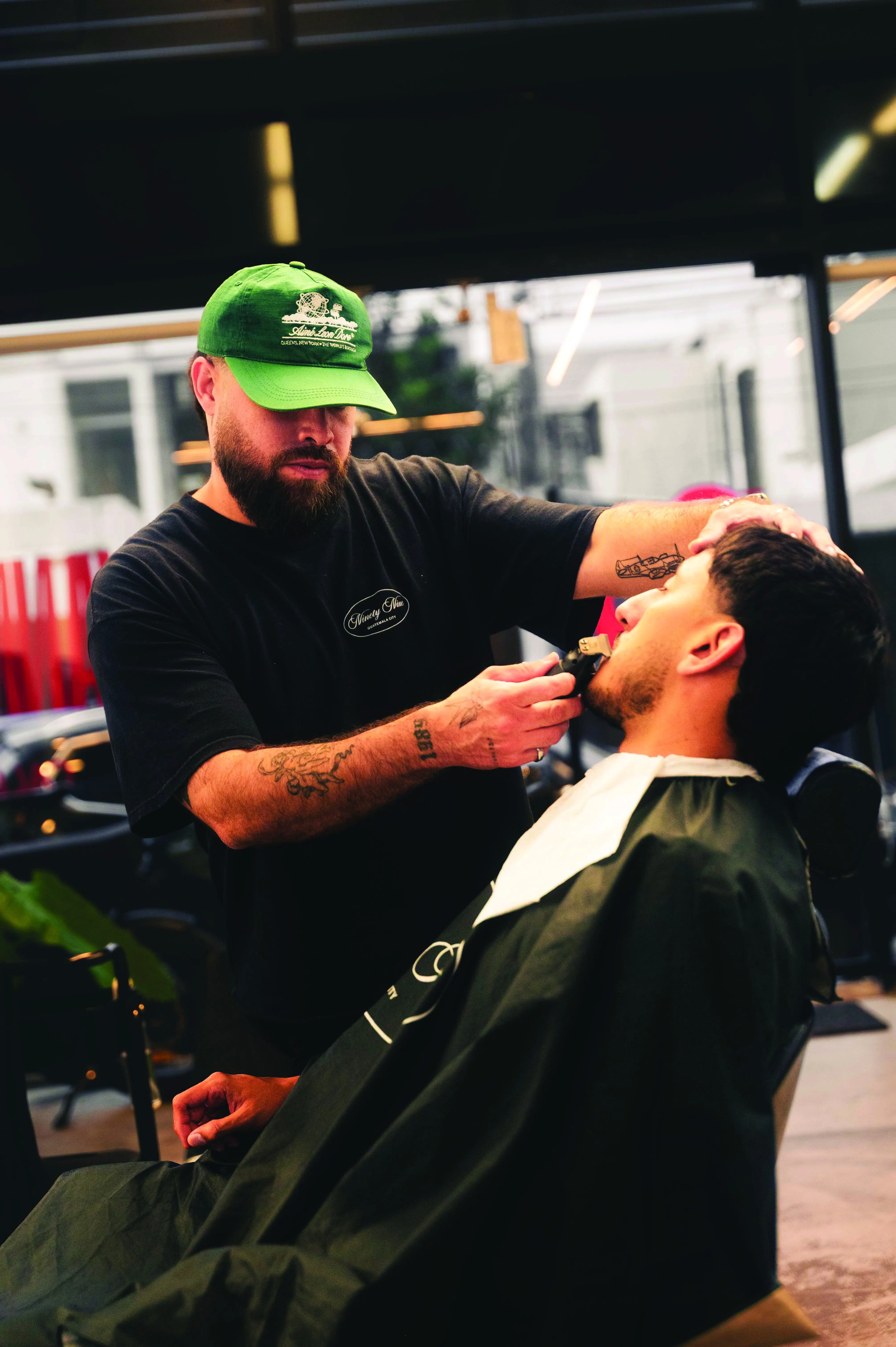 Barbero de Studio 99 talla la barba con navaja a un cliente